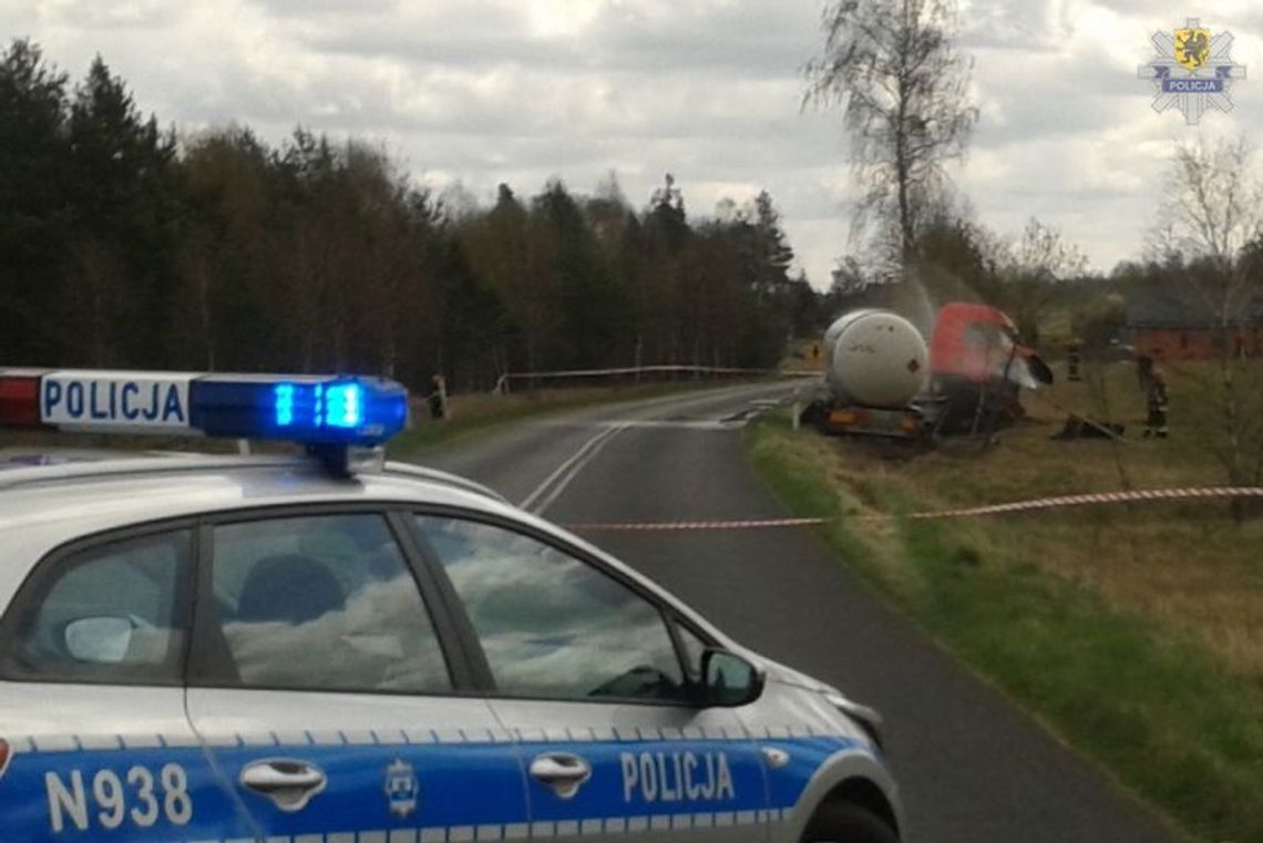 Tir z gazem wjechał do rowu