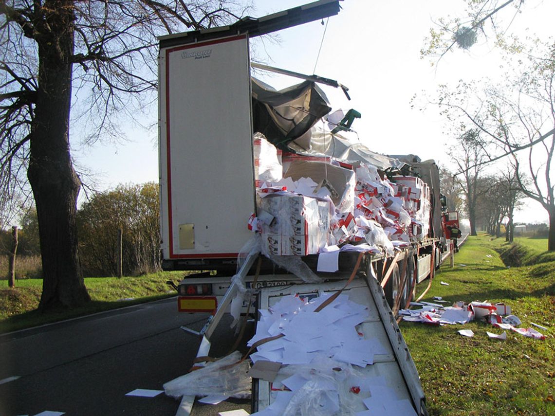 TIR zahaczył o drzewo – papier zasypał drogę TIR zahaczył o drzewo – papier zasypał drogę