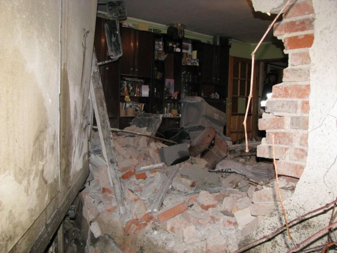 Tir zaparkował w salonie Tir zaparkował w salonie