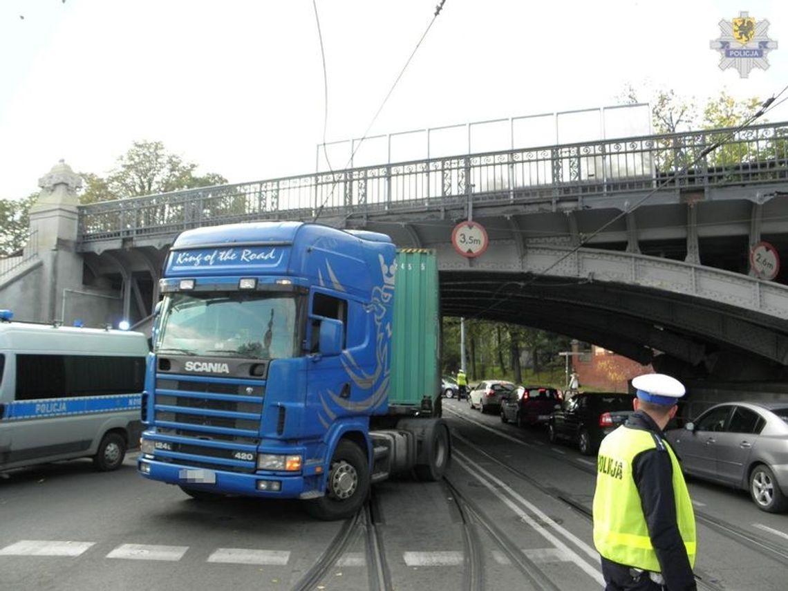 TIR zerwał trakcję tramwajową
