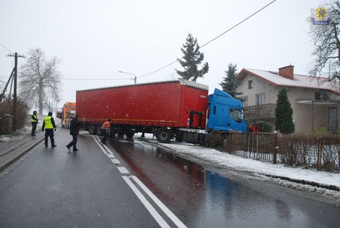 Tirem w ogrodzenia - lód na drodze, padał śnieg, wiał silny wiatr