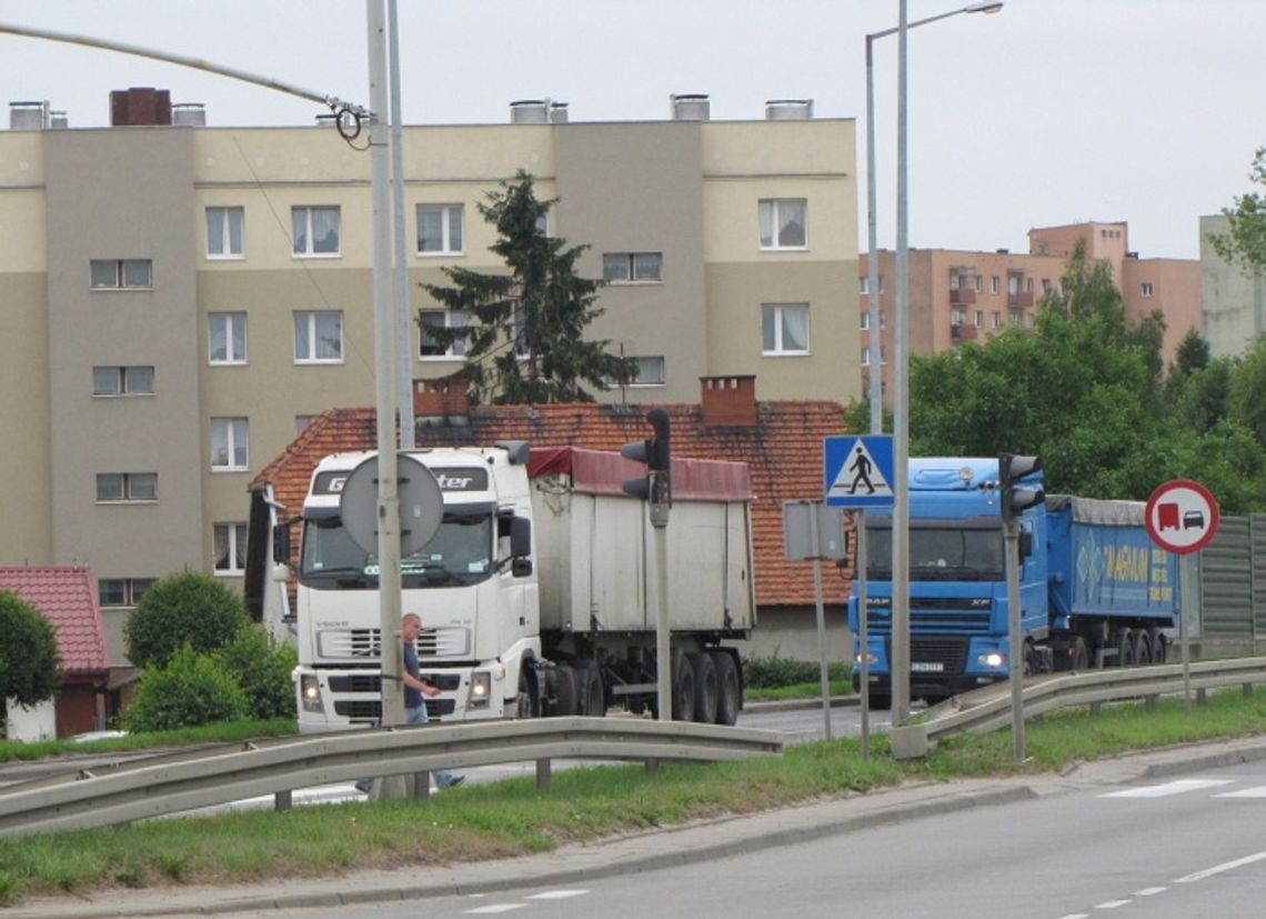 Tiry wolą drogę krajową (przez miasto) od autostrady. Bo taniej… Tiry wolą drogę krajową (przez miasto) od autostrady. Bo taniej…