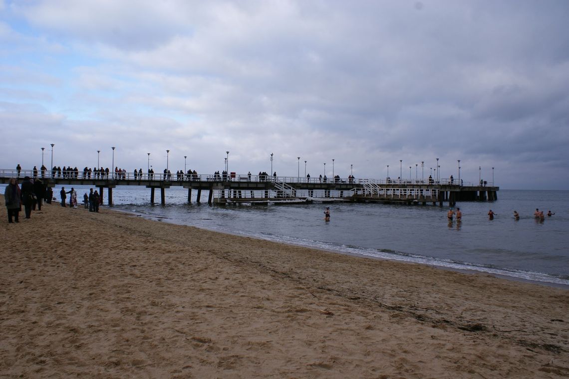 Tłumy na plaży, odważni w wodzie