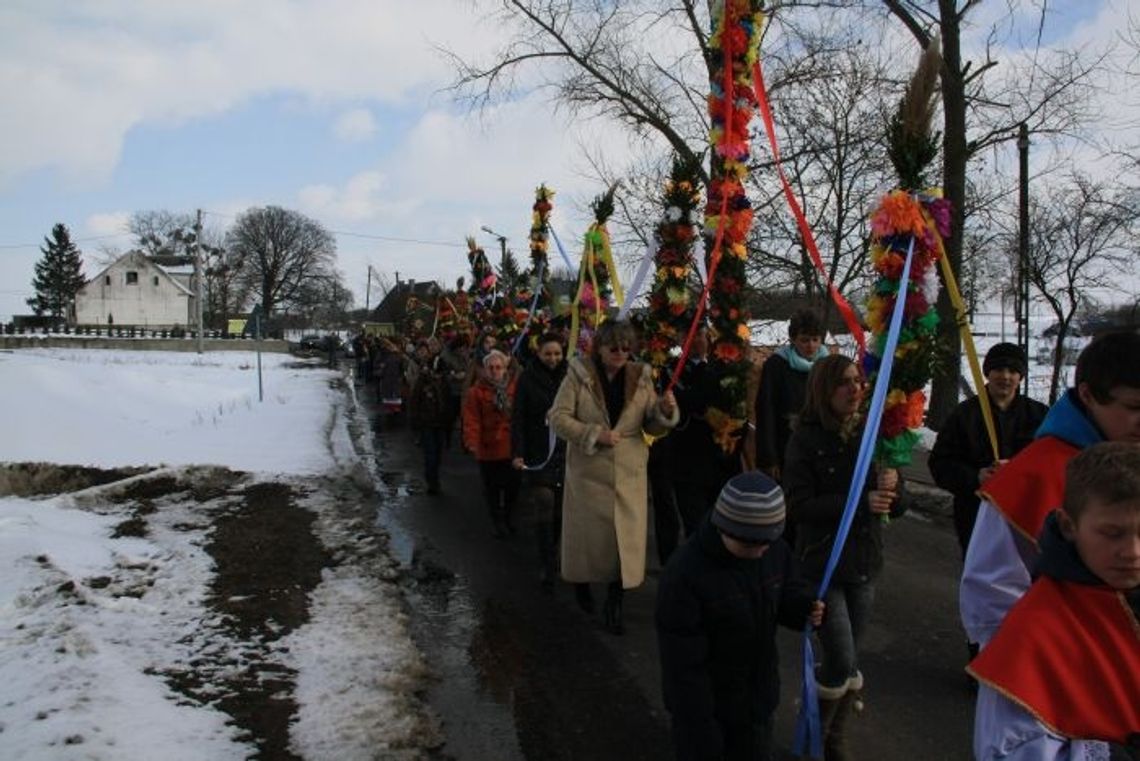 Tłumy wiernych w uroczystym pochodzie Tłumy wiernych w uroczystym pochodzie