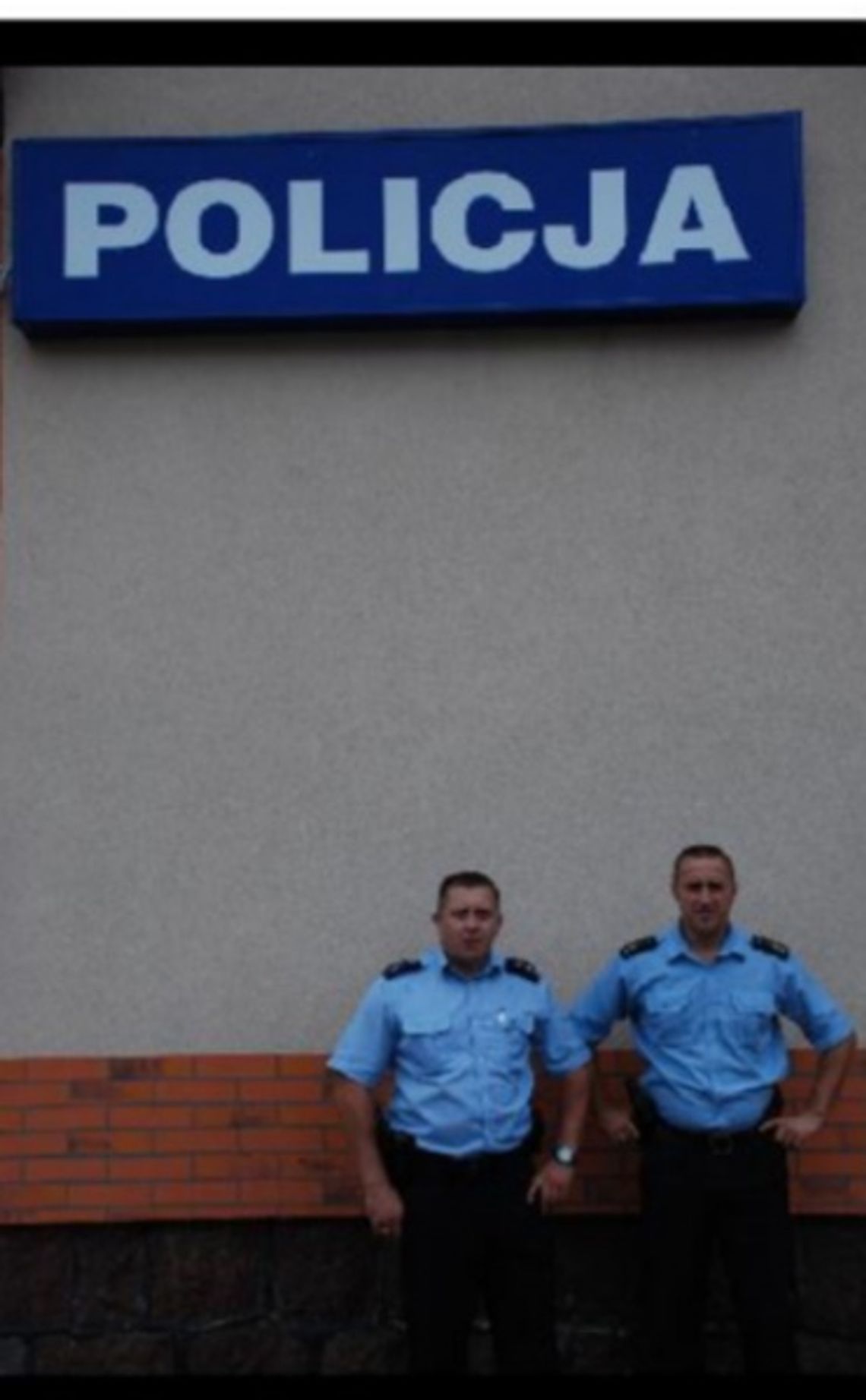 Tonący chłopiec w rzece, zaczepił nogą o niewidoczną linkę Tonący chłopiec w rzece, zaczepił nogą o niewidoczną linkę