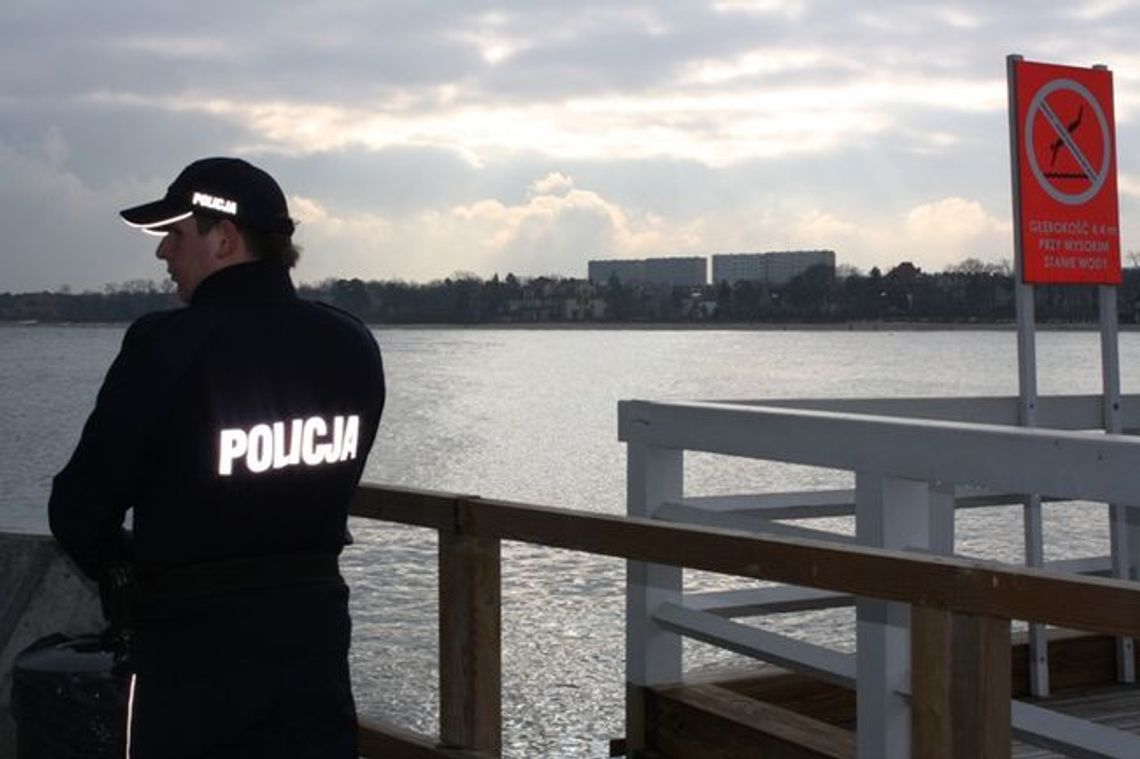 Tonęła w Sopocie - wskoczyła w koszulce do morza