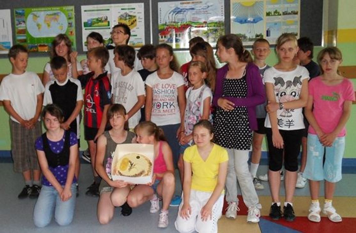 Tort dla „ananasów” z Vb z „Dwunastki” Tort dla „ananasów” z Vb z „Dwunastki”