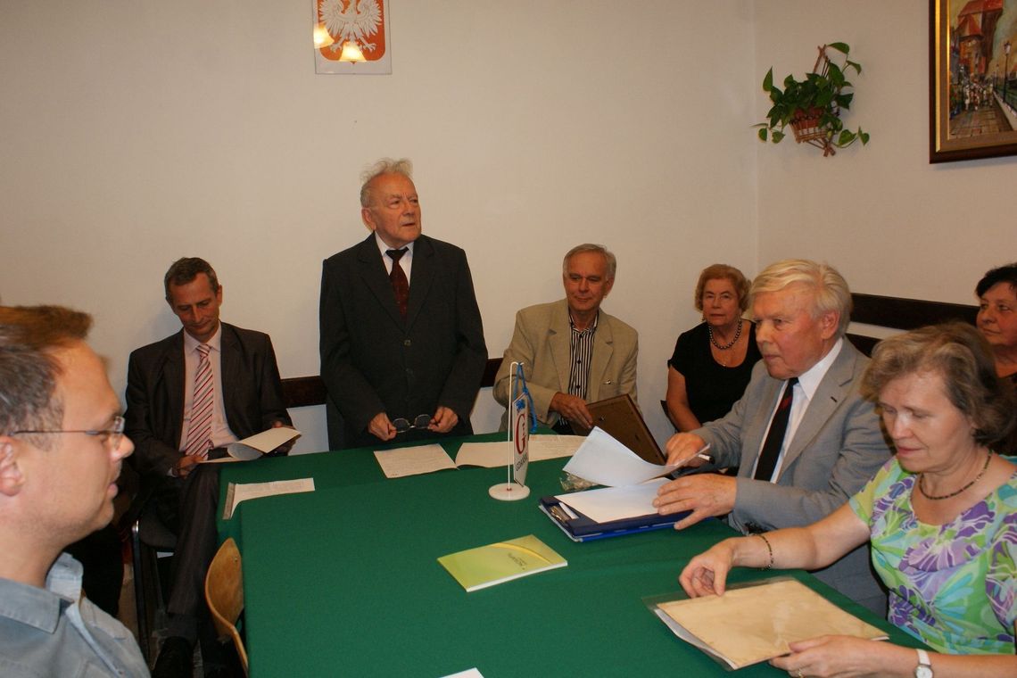 Tort i gromkie "Sto lat!" dla prof. Januszajtisa