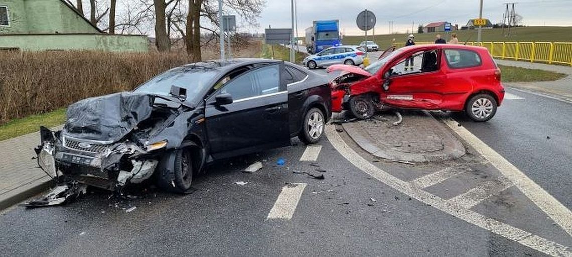 Toyota uderzyła w forda. Kierująca toyotą trafiła do szpitala...