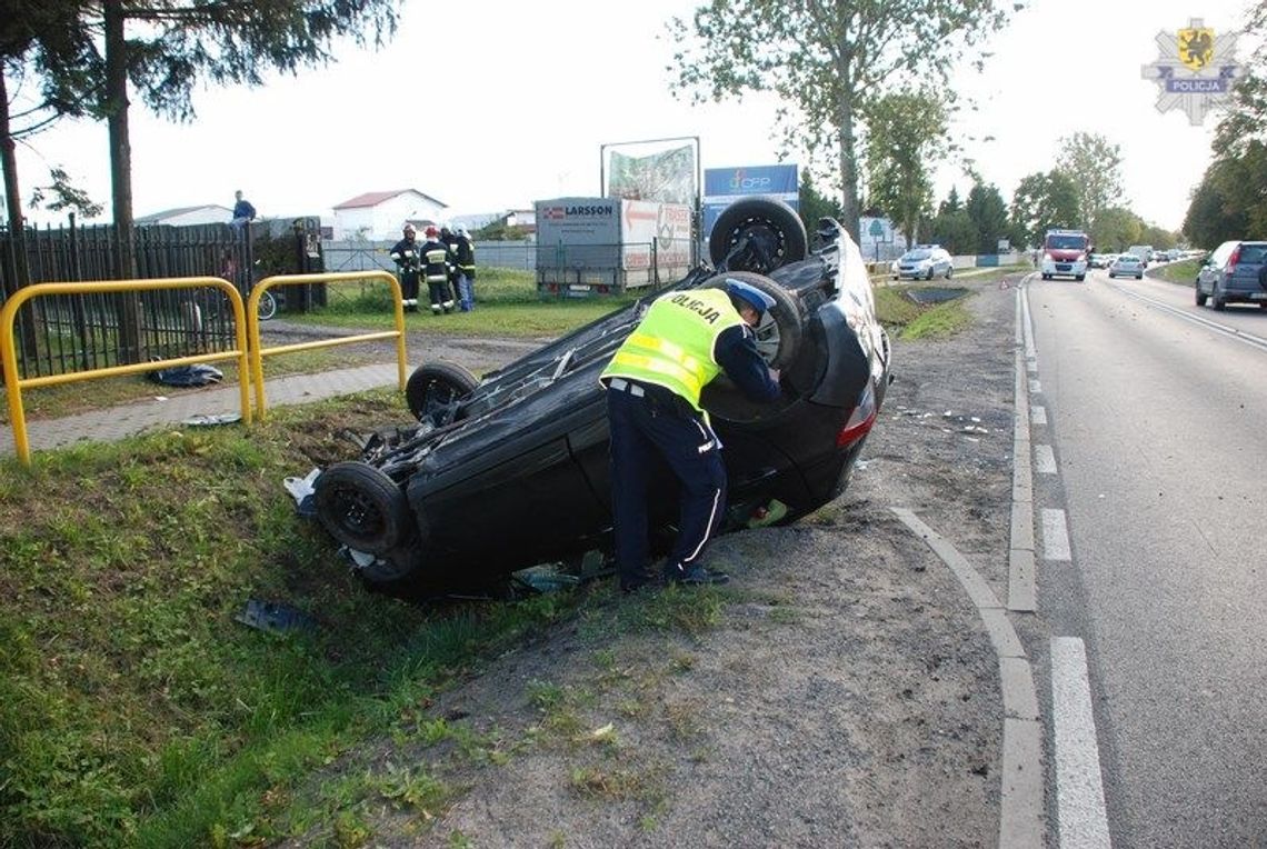 Toyota zjechała na pobocze i dachowała