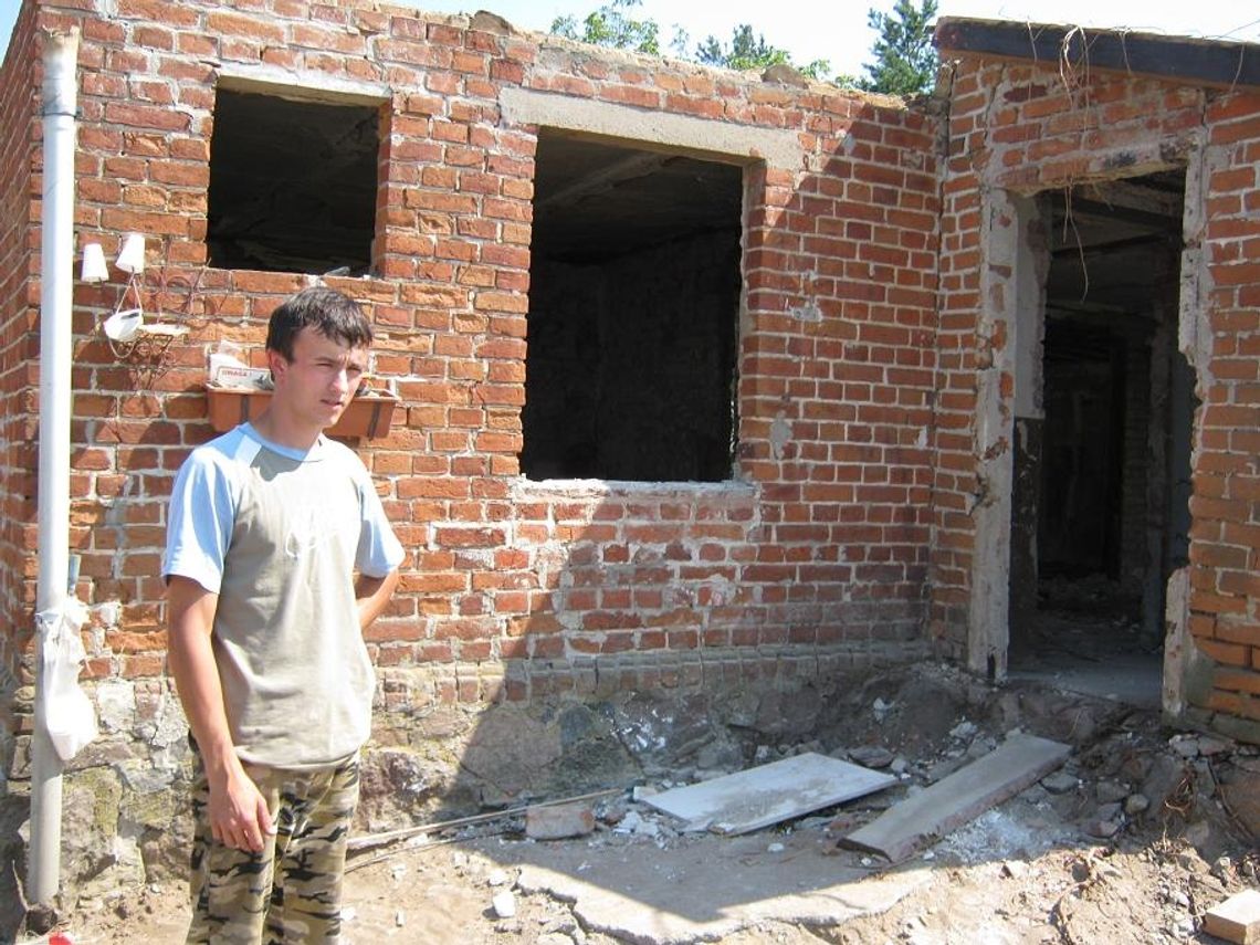 Trąba powietrzna na Kociewiu. Święte obrazy - ocalały na strychu Trąba powietrzna na Kociewiu. Święte obrazy - ocalały na strychu