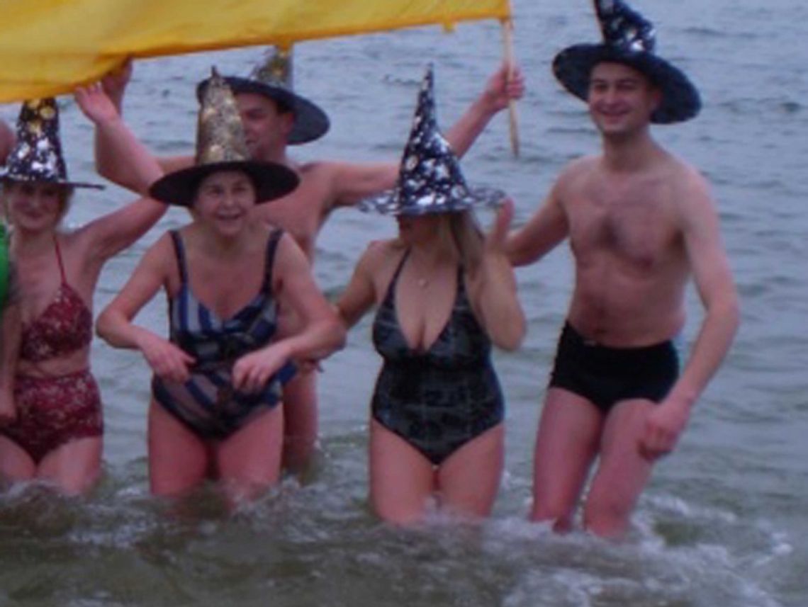 Tradycyjne noworoczne moczenie w lodowatym Bałtyku Tradycyjne noworoczne moczenie w lodowatym Bałtyku