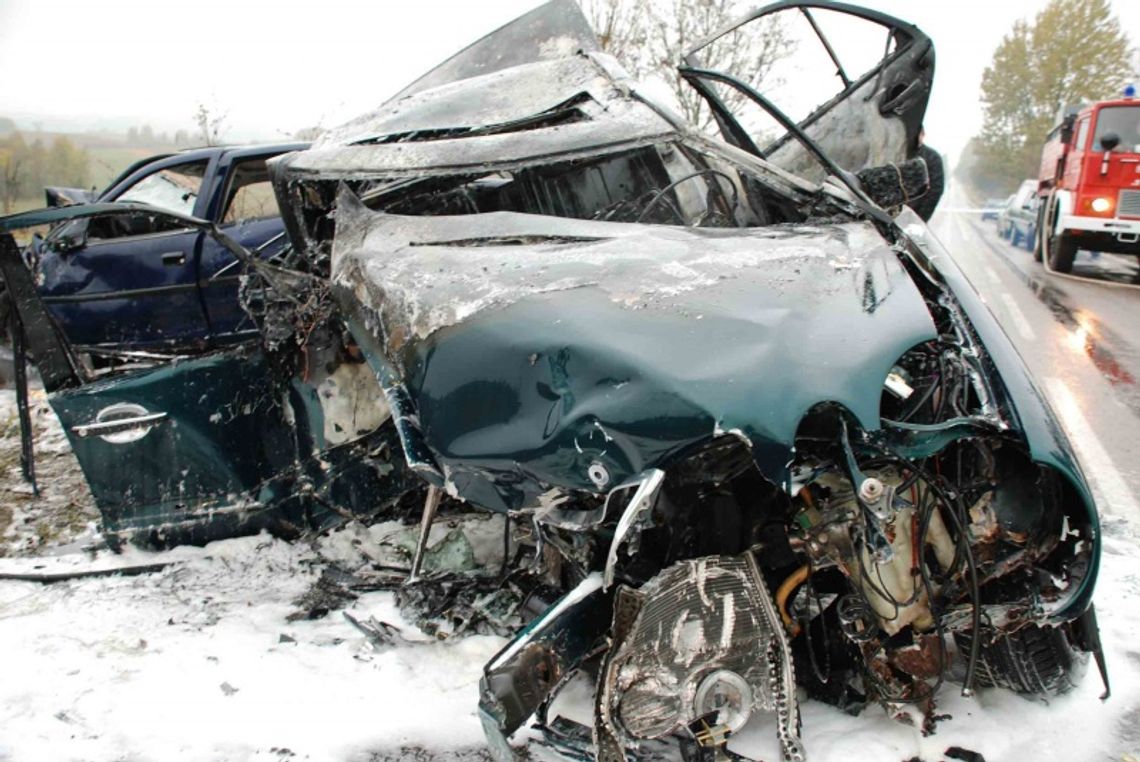 Tragedia na drodze. Czołowe zderzenie. Pięć osób zginęło Tragedia na drodze. Czołowe zderzenie. Pięć osób zginęło