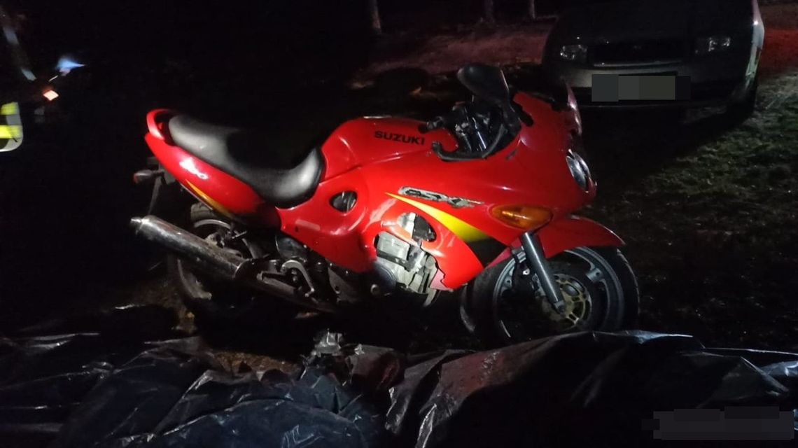 Tragedia na drodze w Miłobądzu. Zderzenie motocykla z drzewem, zginął jeden z poszkodowanych
