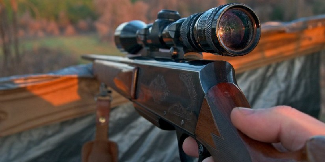 Tragedia na polowaniu. Myśliwy postrzelony przez kolegę