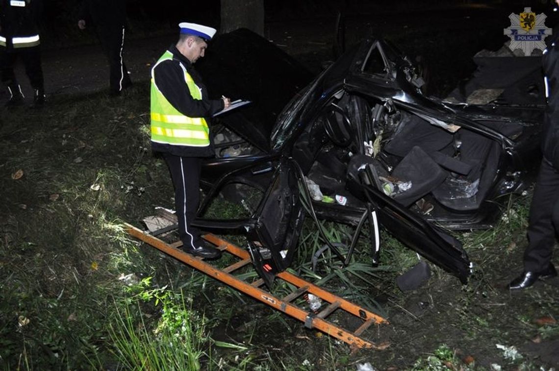 Tragiczna śmierć 23-letniego kierowcy po uderzeniu w drzewo Tragiczna śmierć 23-letniego kierowcy po uderzeniu w drzewo