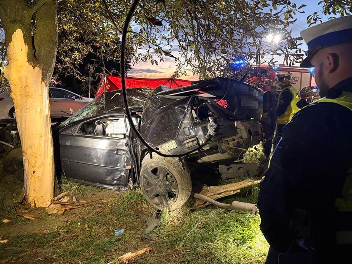 Tragiczny wieczór na DW 588. Samochód uderzył w drzewo, kierowca zginął na miejscu