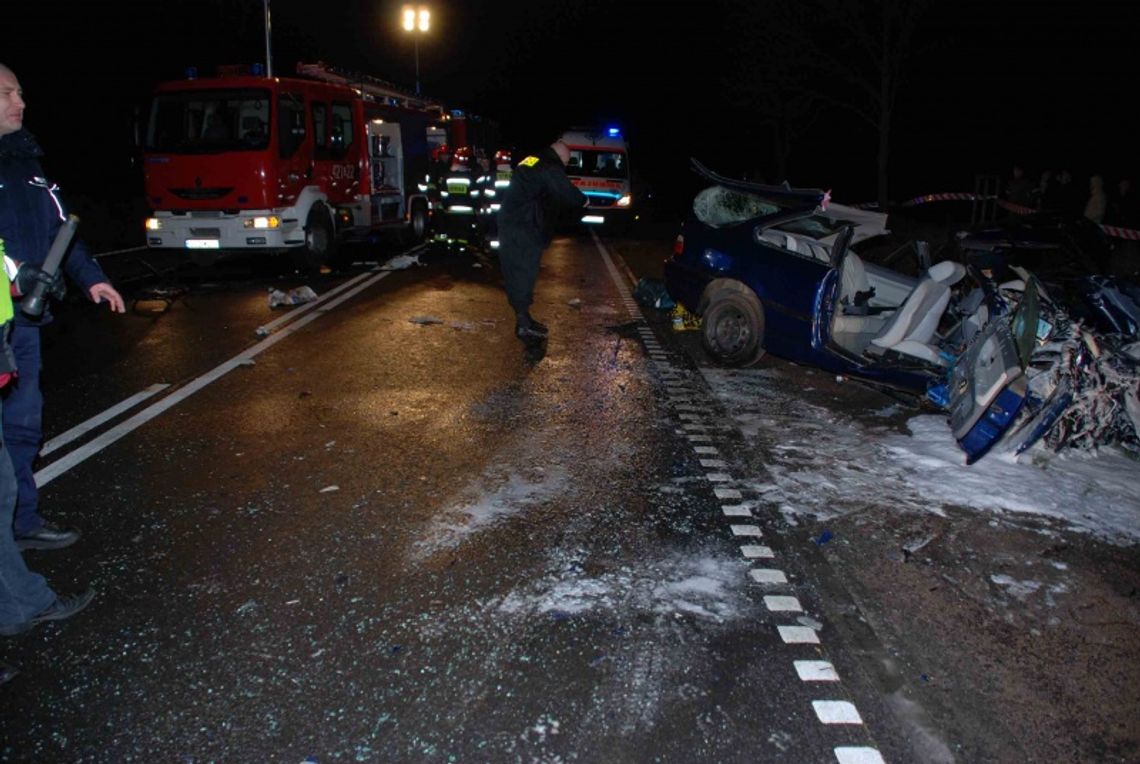 Tragiczny wypadek - czołowe zderzenie peugeota 306 i bmw. Zginął 20-letni kierowca Tragiczny wypadek - czołowe zderzenie peugeota 306 i bmw. Zginął 20-letni kierowca