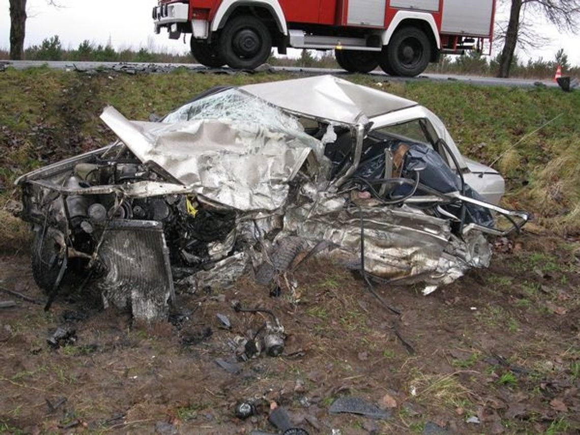 Tragiczny wypadek drogowy. Czołowe zderzenie, dwie ofiary śmiertelne Tragiczny wypadek drogowy. Czołowe zderzenie, dwie ofiary śmiertelne
