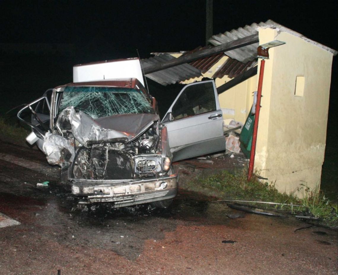 Tragiczny wypadek drogowy - mercedes uderzył w wiatę, 2 osoby zabite Tragiczny wypadek drogowy - mercedes uderzył w wiatę, 2 osoby zabite