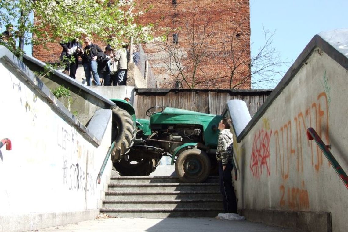 Traktorem niczym quadem po… schodach Traktorem niczym quadem po… schodach