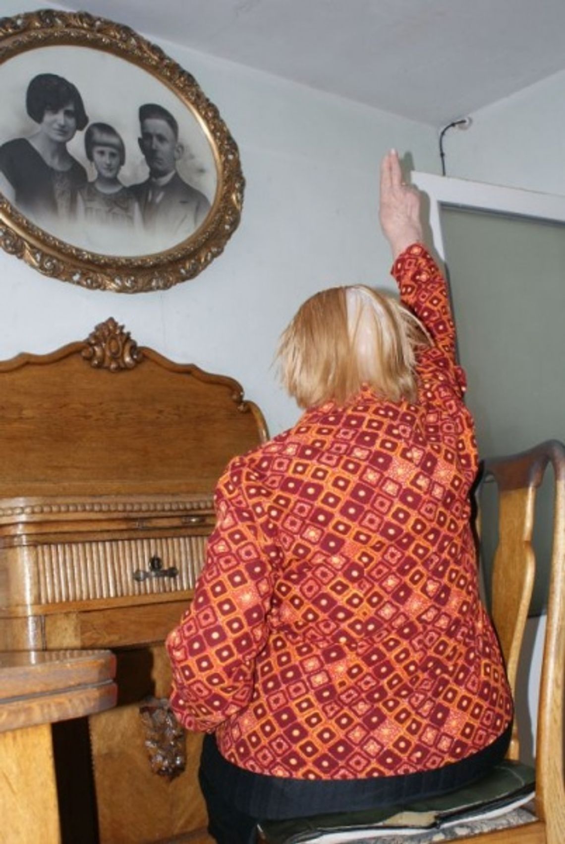 Troszeczkę z Fritza. Zamęczają ją waląc w podłogę Troszeczkę z Fritza. Zamęczają ją waląc w podłogę