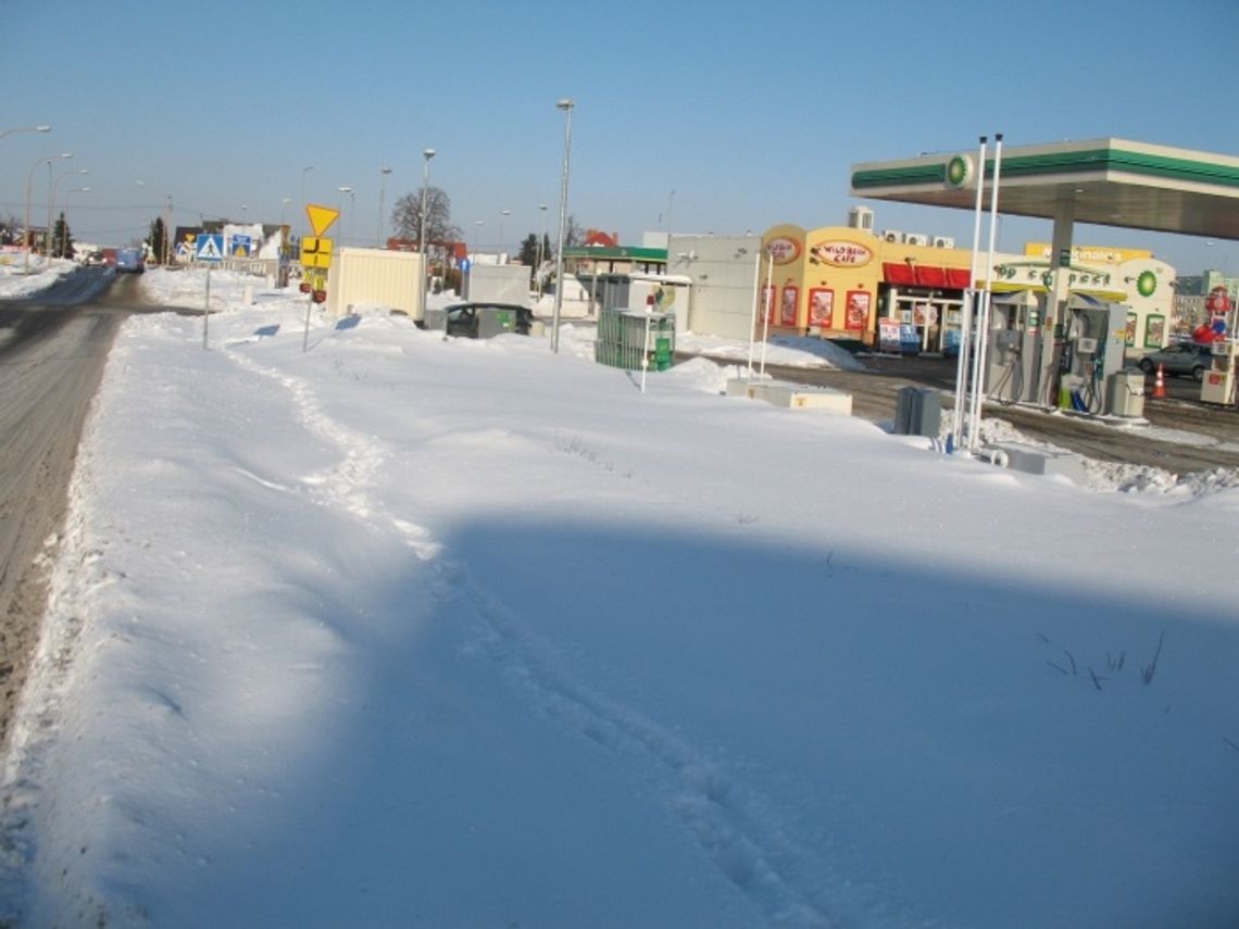 Trudne warunki na drogach Pomorza. Zawiało, jest biało, lecz główne trasy są przejezdne Trudne warunki na drogach Pomorza. Zawiało, jest biało, lecz główne trasy są przejezdne