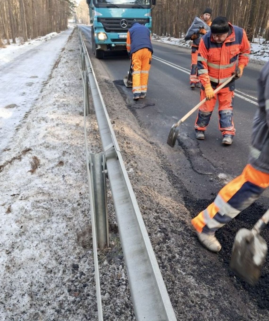 Trwa naprawa uszkodzeń na drogach powiatowych Trwa naprawa uszkodzeń na drogach powiatowych