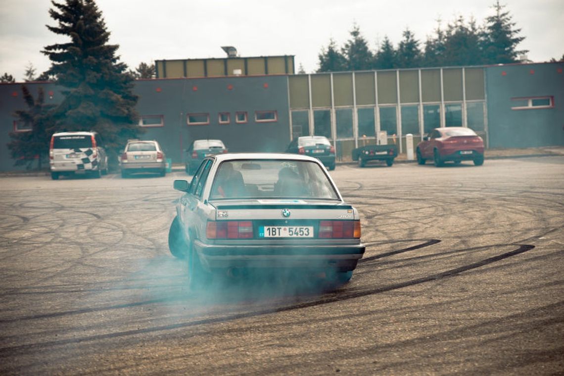 Trzech 18-latków ukaranych za jazdę w kontrolowanych poślizgach Trzech 18-latków ukaranych za jazdę w kontrolowanych poślizgach