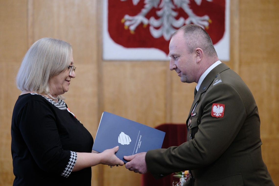 Trzech synów w mundurze - Pani Bożena uhonorowana złotym medalem MON Trzech synów w mundurze - Pani Bożena uhonorowana złotym medalem MON