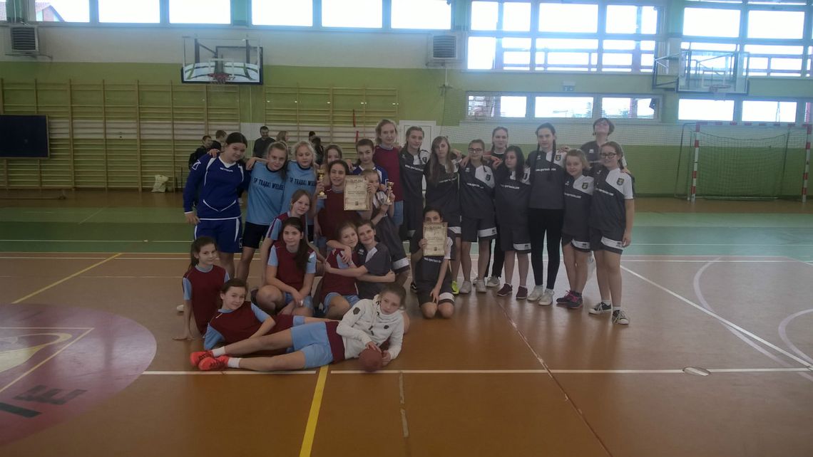 Trzecie miejsce dziewcząt z Suchego Dębu w mini piłce ręcznej powiatu gdańskiego.