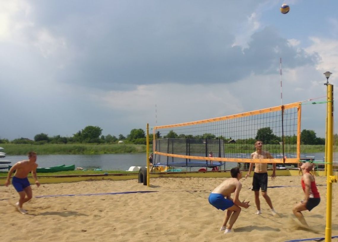 Trzecie spotkanie pod siatką na plaży Trzecie spotkanie pod siatką na plaży