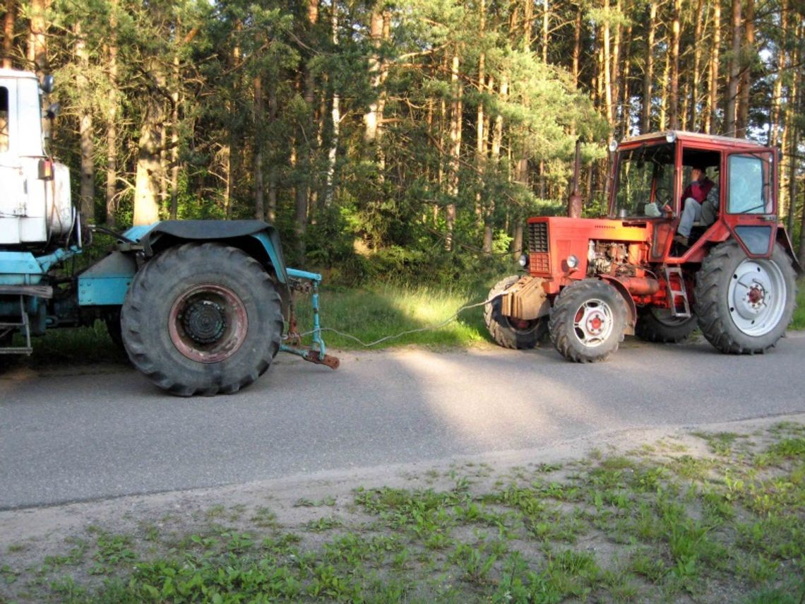 Trzy ciągniki na holu, a kierowca na gazie Trzy ciągniki na holu, a kierowca na gazie