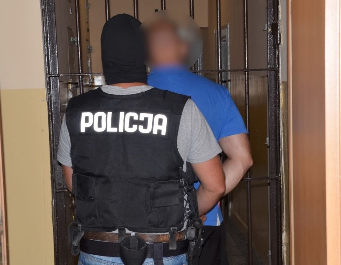 Trzy osoby poszukiwane zatrzymane przez policjantów.