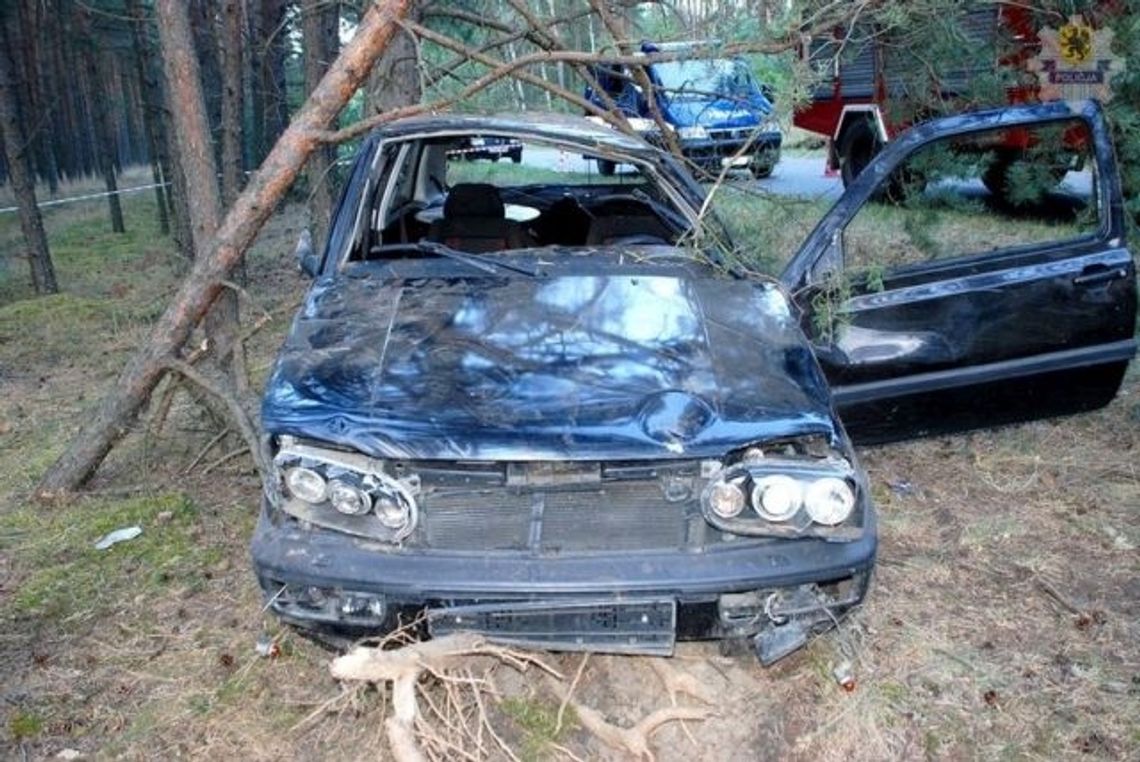 Trzy osoby ranne po dachowaniu samochodu Trzy osoby ranne po dachowaniu samochodu