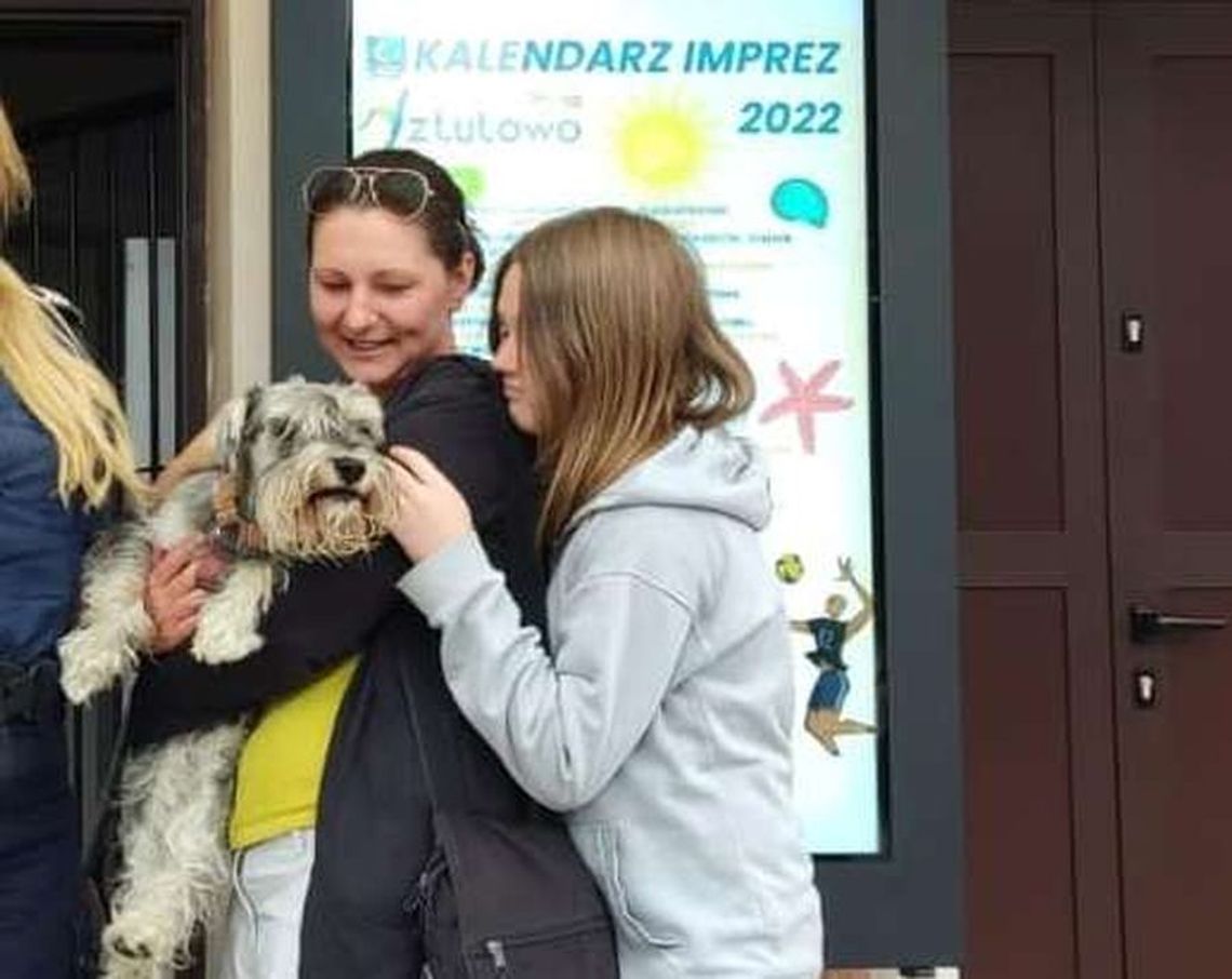 Turyści zagubili swojego psa.  Odnalazła go policjantka i przekazała rodzinie