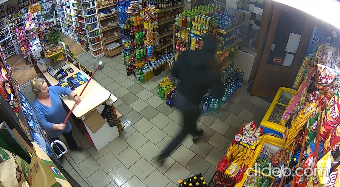 TYLKO U NAS: (film) Napad z bronią na sklep w Pinczynie. Kobieta pogoniła uzbrojonego przestępcę...mopem 