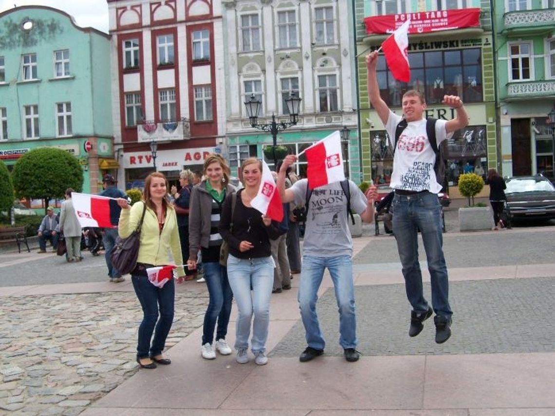 Tysiąc flag dla tczewian - wielka kolejka na pl. Hallera przed Euro