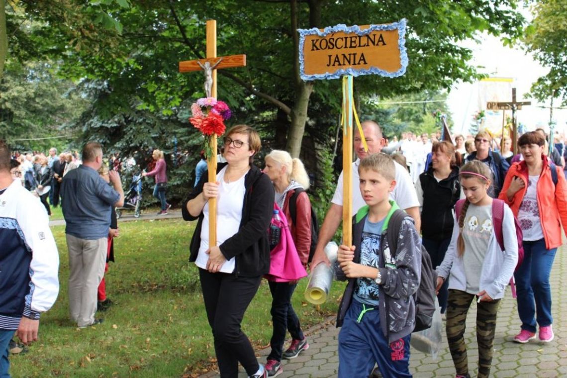Tysiące osób zjechało do Piaseczna. Modlą się rolnicy, nauczyciele, chorzy