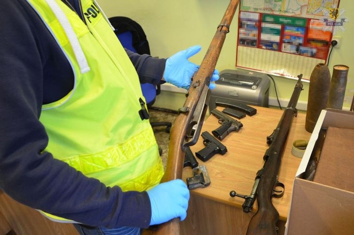 U 34-latka znaleźli 9 sztuk broni, 11 zapalników, 2 pociski ... U 34-latka znaleźli 9 sztuk broni, 11 zapalników, 2 pociski ...