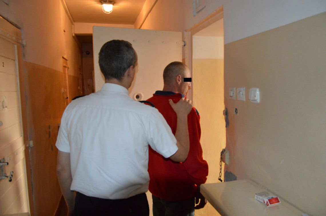 Uciekał z dwiema zgrzewkami piwa pod pachą Uciekał z dwiema zgrzewkami piwa pod pachą