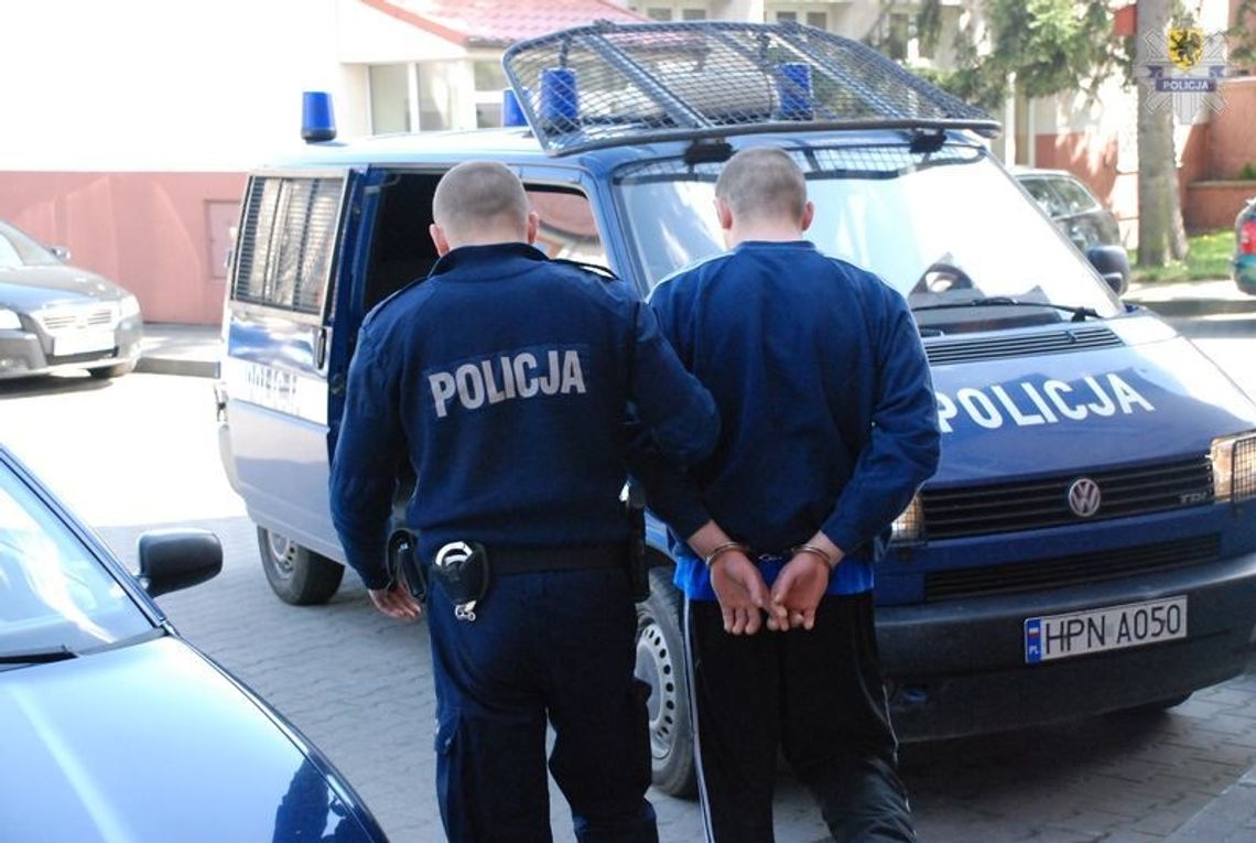 Uciekali skradzionym samochodem i uderzyli w drzewo