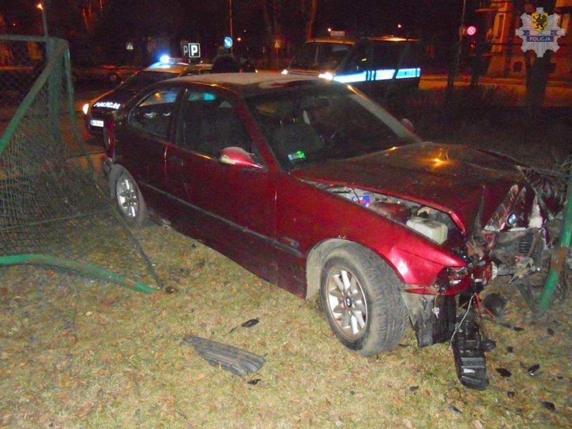 Uciekł przed policją, w potrzasku wjechał do szkoły