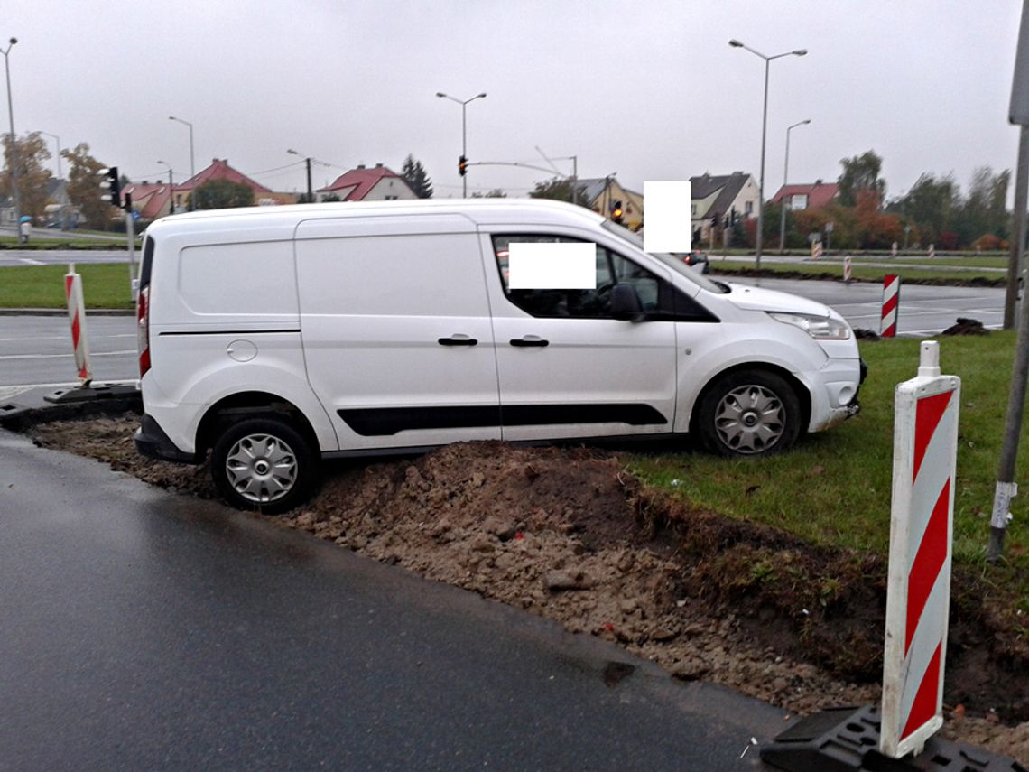 Uciekł przed zderzeniem. O włos od wypadku na al. Solidarności Uciekł przed zderzeniem. O włos od wypadku na al. Solidarności