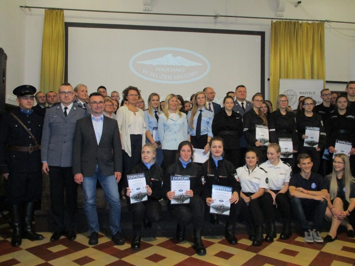 Uczennice ze Słupska na warszawskiej gali finałowej konkursu „Policjanci w służbie historii”