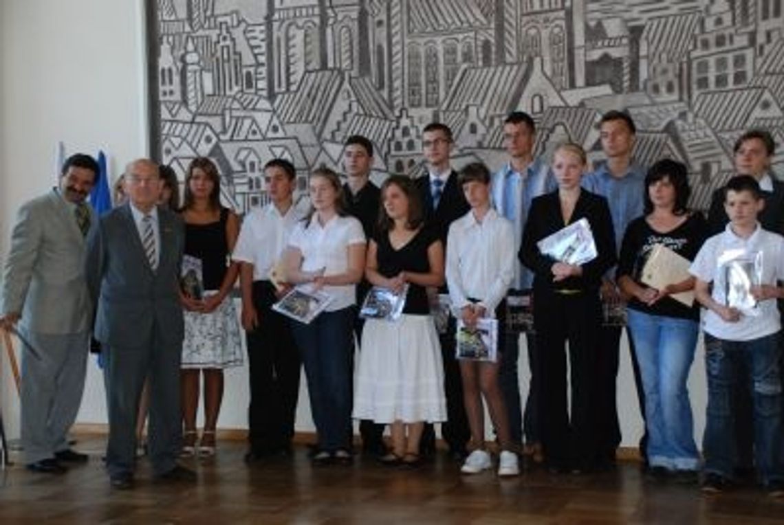 Uczniom z Tczewa i Pelplina przyznano stypendia „Solidarności” Uczniom z Tczewa i Pelplina przyznano stypendia „Solidarności”
