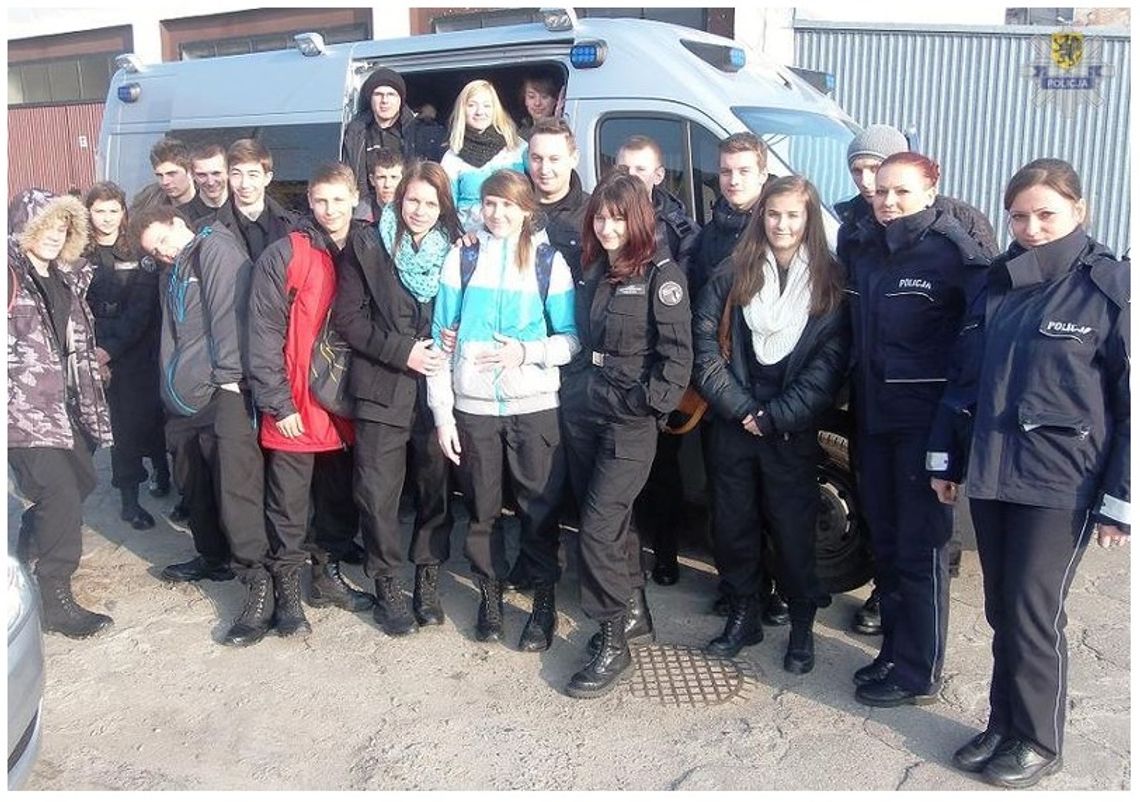 Uczniowie klasy mundurowej z wizytą w komendzie Uczniowie klasy mundurowej z wizytą w komendzie