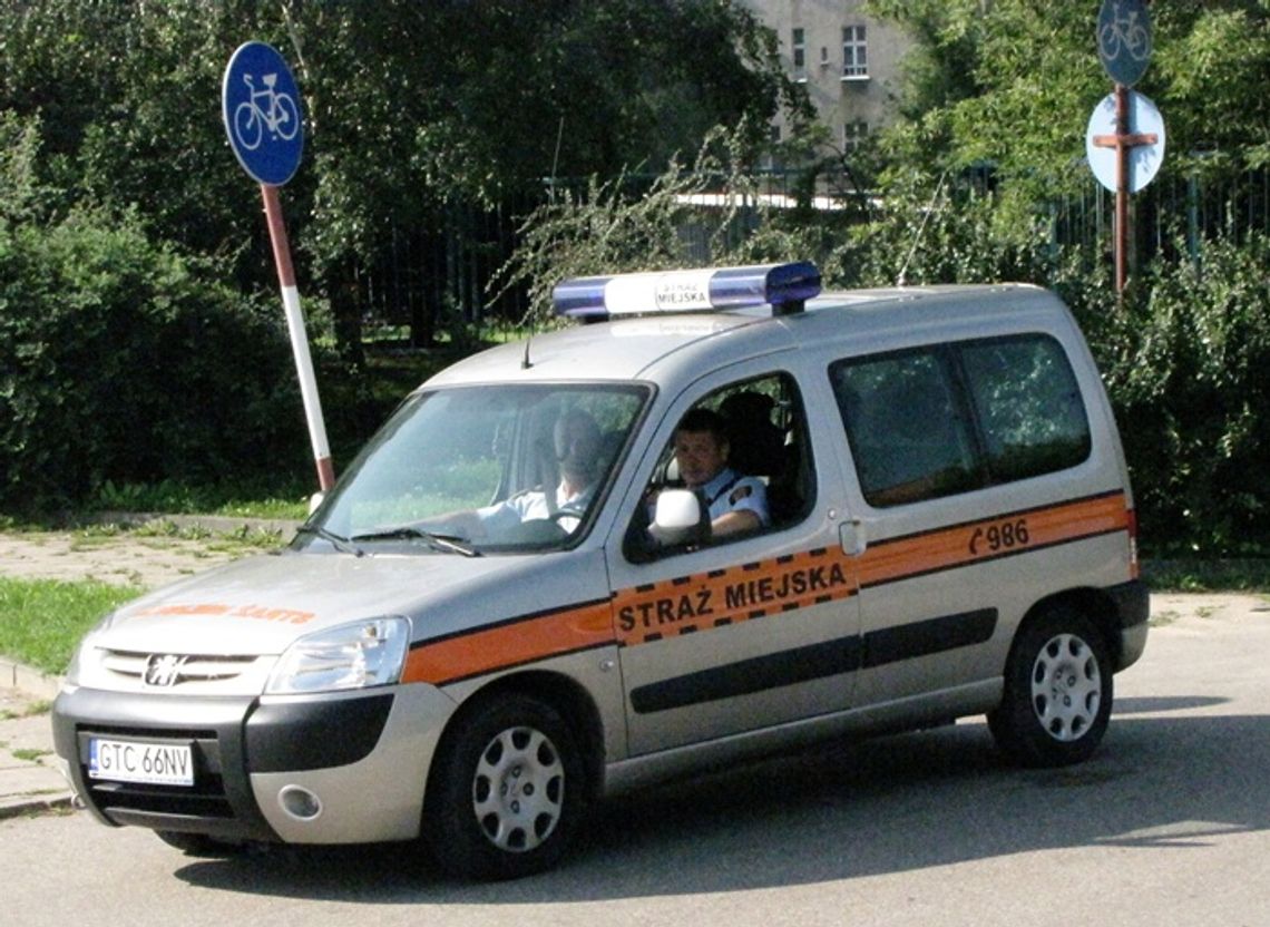 Uczniowie palą, Straż Miejska poucza Uczniowie palą, Straż Miejska poucza