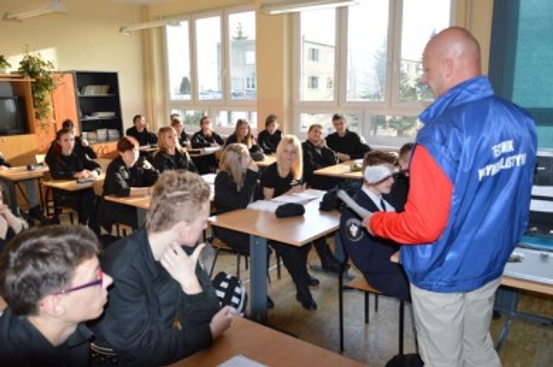 Uczniowie poznawali tajniki pracy policyjnego technika kryminalistyki Uczniowie poznawali tajniki pracy policyjnego technika kryminalistyki