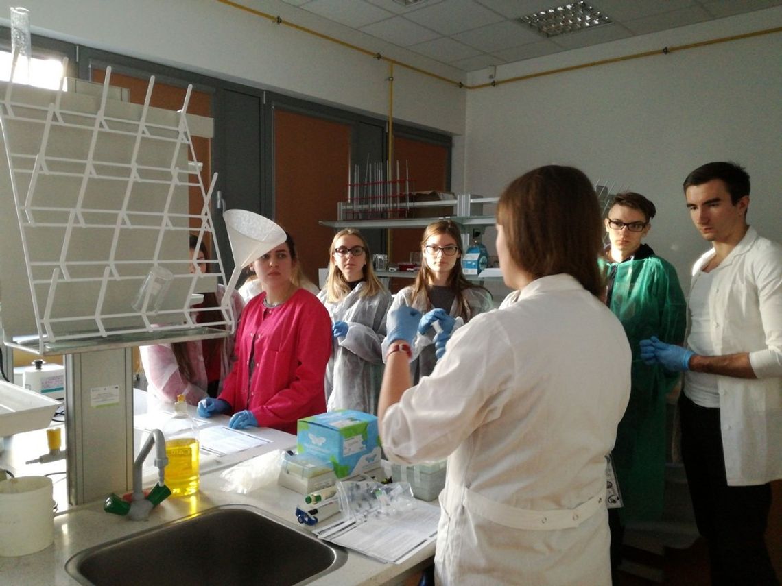 Uczniowie słupskiego medyka na warsztatach naukowych na Uniwersytecie Gdańskim